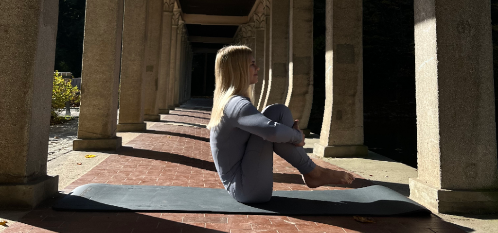 Inštruktorica programa Moč pilatesa Kristina Štrekelj vadi pilates v naravi