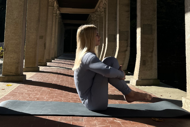 Inštruktorica programa Moč pilatesa Kristina Štrekelj vadi pilates v naravi