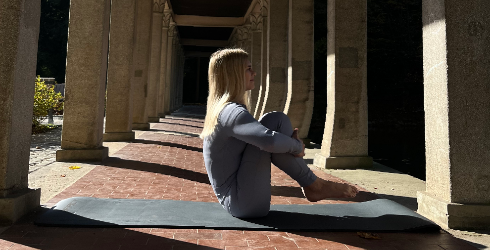 Inštruktorica programa Moč pilatesa Kristina Štrekelj vadi pilates v naravi