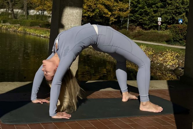 Inštruktorica programa Moč pilatesa Kristina Štrekelj vadi pilates v mariborskem Mestnem parku pri Treh ribnikih.